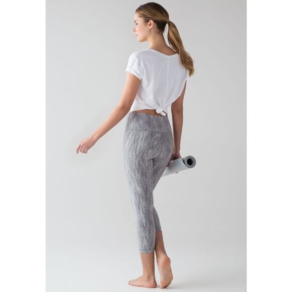 Womens Lululemon Wunder Under Crop (Hi-Rise) *21" Size 4 - Picture 1 of 7
